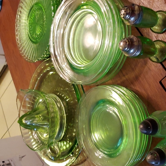 Vintage Uranium Green Glass Shaker Set - Picture 5 of 7
